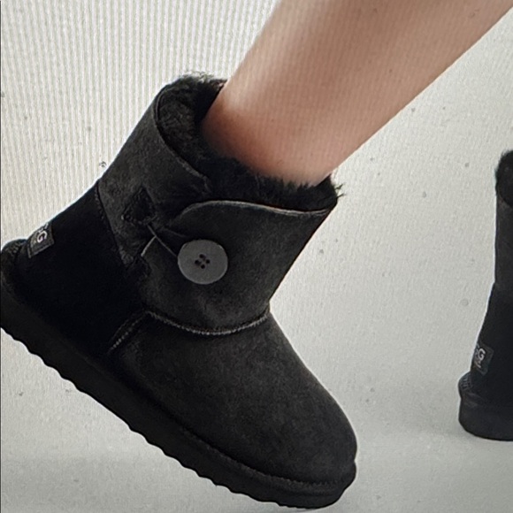 UGG BAILEY BUTTON BOOT short - Picture 1 of 6